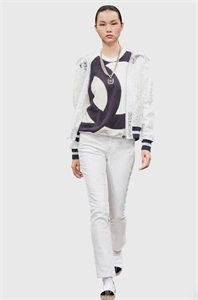 {{productViewItem.photos[photoViewList.activeNavIndex].Alt || productViewItem.photos[photoViewList.activeNavIndex].Description || 'Кофта CHANEL'}}