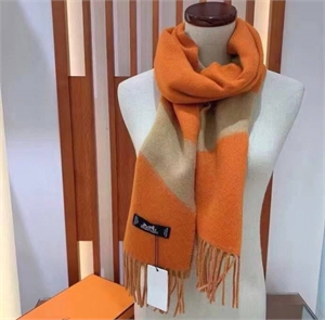 {{productViewItem.photos[photoViewList.activeNavIndex].Alt || productViewItem.photos[photoViewList.activeNavIndex].Description || 'Шарф HERMES'}}