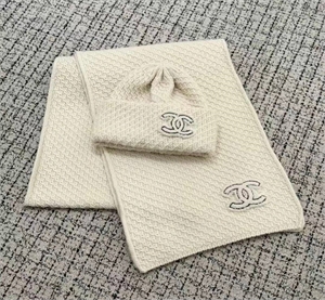 {{productViewItem.photos[photoViewList.activeNavIndex].Alt || productViewItem.photos[photoViewList.activeNavIndex].Description || 'Шарф CHANEL'}}