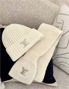 {{productViewItem.photos[photoViewList.activeNavIndex].Alt || productViewItem.photos[photoViewList.activeNavIndex].Description || 'Шарф LOUIS VUITTON'}}
