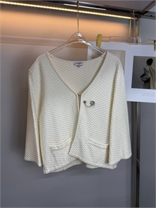 {{productViewItem.photos[photoViewList.activeNavIndex].Alt || productViewItem.photos[photoViewList.activeNavIndex].Description || 'Кардиган CHANEL'}}