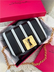{{productViewItem.photos[photoViewList.activeNavIndex].Alt || productViewItem.photos[photoViewList.activeNavIndex].Description || 'Сумка Schiaparelli'}}