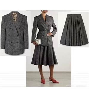 {{productViewItem.photos[photoViewList.activeNavIndex].Alt || productViewItem.photos[photoViewList.activeNavIndex].Description || 'Костюм DG'}}