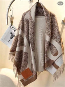 {{productViewItem.photos[photoViewList.activeNavIndex].Alt || productViewItem.photos[photoViewList.activeNavIndex].Description || 'Платок LOEWE'}}