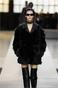 {{productViewItem.photos[photoViewList.activeNavIndex].Alt || productViewItem.photos[photoViewList.activeNavIndex].Description || 'Шуба GUCCI лиса'}}