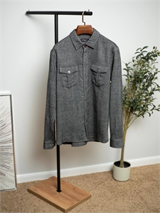 {{productViewItem.photos[photoViewList.activeNavIndex].Alt || productViewItem.photos[photoViewList.activeNavIndex].Description || 'Рубашка KITON'}}
