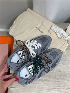 {{productViewItem.photos[photoViewList.activeNavIndex].Alt || productViewItem.photos[photoViewList.activeNavIndex].Description || 'Кроссовки MIU MIU'}}