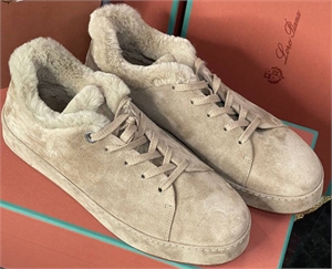 {{productViewItem.photos[photoViewList.activeNavIndex].Alt || productViewItem.photos[photoViewList.activeNavIndex].Description || 'Кеды LORO PIANA На меху'}}