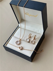 {{productViewItem.photos[photoViewList.activeNavIndex].Alt || productViewItem.photos[photoViewList.activeNavIndex].Description || 'Кулон Chopard'}}