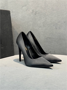 {{productViewItem.photos[photoViewList.activeNavIndex].Alt || productViewItem.photos[photoViewList.activeNavIndex].Description || 'Туфли YSL'}}
