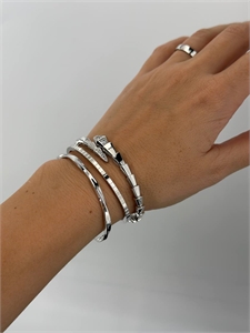 {{productViewItem.photos[photoViewList.activeNavIndex].Alt || productViewItem.photos[photoViewList.activeNavIndex].Description || 'Кольцо Tiffany&amp;Co Серебро 925 п'}}