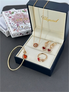 {{productViewItem.photos[photoViewList.activeNavIndex].Alt || productViewItem.photos[photoViewList.activeNavIndex].Description || 'Серьги Chopard'}}