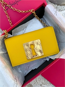 {{productViewItem.photos[photoViewList.activeNavIndex].Alt || productViewItem.photos[photoViewList.activeNavIndex].Description || 'Сумка Schiaparelli'}}