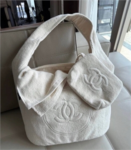 {{productViewItem.photos[photoViewList.activeNavIndex].Alt || productViewItem.photos[photoViewList.activeNavIndex].Description || 'Пляжный комплект CHANEL Сумка , косметичка , полотенце'}}