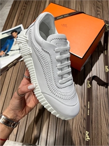 {{productViewItem.photos[photoViewList.activeNavIndex].Alt || productViewItem.photos[photoViewList.activeNavIndex].Description || 'Кроссовки HERMES'}}