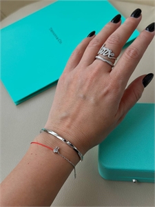 {{productViewItem.photos[photoViewList.activeNavIndex].Alt || productViewItem.photos[photoViewList.activeNavIndex].Description || 'Кольцо Tiffany&amp;Co LOVE'}}