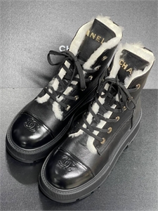 {{productViewItem.photos[photoViewList.activeNavIndex].Alt || productViewItem.photos[photoViewList.activeNavIndex].Description || 'Ботинки CHANEL'}}