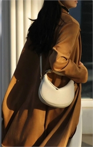 {{productViewItem.photos[photoViewList.activeNavIndex].Alt || productViewItem.photos[photoViewList.activeNavIndex].Description || 'Сумка CELINE'}}