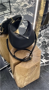 {{productViewItem.photos[photoViewList.activeNavIndex].Alt || productViewItem.photos[photoViewList.activeNavIndex].Description || 'Сумка CELINE'}}