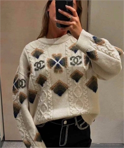 {{productViewItem.photos[photoViewList.activeNavIndex].Alt || productViewItem.photos[photoViewList.activeNavIndex].Description || 'Свитер CHANEL'}}