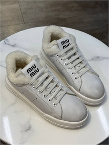 {{productViewItem.photos[photoViewList.activeNavIndex].Alt || productViewItem.photos[photoViewList.activeNavIndex].Description || 'Кроссовки MIU MIU'}}