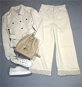 {{productViewItem.photos[photoViewList.activeNavIndex].Alt || productViewItem.photos[photoViewList.activeNavIndex].Description || 'Джинсы DIOR'}}