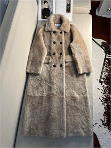 {{productViewItem.photos[photoViewList.activeNavIndex].Alt || productViewItem.photos[photoViewList.activeNavIndex].Description || 'Дубленка DIOR'}}