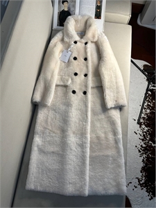 {{productViewItem.photos[photoViewList.activeNavIndex].Alt || productViewItem.photos[photoViewList.activeNavIndex].Description || 'Дубленка DIOR'}}