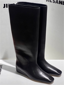 {{productViewItem.photos[photoViewList.activeNavIndex].Alt || productViewItem.photos[photoViewList.activeNavIndex].Description || 'Сапоги JIL SANDER'}}