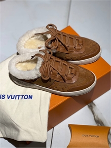 {{productViewItem.photos[photoViewList.activeNavIndex].Alt || productViewItem.photos[photoViewList.activeNavIndex].Description || 'Кроссовки LV'}}