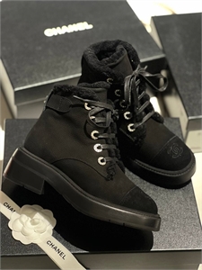 {{productViewItem.photos[photoViewList.activeNavIndex].Alt || productViewItem.photos[photoViewList.activeNavIndex].Description || 'Ботинки CHANEL'}}