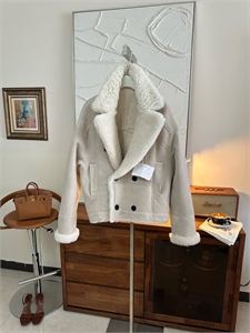 {{productViewItem.photos[photoViewList.activeNavIndex].Alt || productViewItem.photos[photoViewList.activeNavIndex].Description || 'Дубленка BRUNELLO CUCINELLI'}}