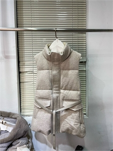 {{productViewItem.photos[photoViewList.activeNavIndex].Alt || productViewItem.photos[photoViewList.activeNavIndex].Description || 'Жилет LORO PIANA'}}