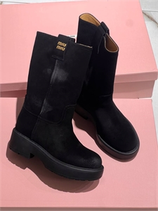 {{productViewItem.photos[photoViewList.activeNavIndex].Alt || productViewItem.photos[photoViewList.activeNavIndex].Description || 'Сапоги MIU MIU'}}