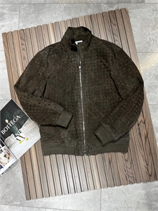 {{productViewItem.photos[photoViewList.activeNavIndex].Alt || productViewItem.photos[photoViewList.activeNavIndex].Description || 'Куртка BOTTEGA VENETA'}}