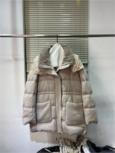 {{productViewItem.photos[photoViewList.activeNavIndex].Alt || productViewItem.photos[photoViewList.activeNavIndex].Description || 'Пуховик LORO PIANA'}}