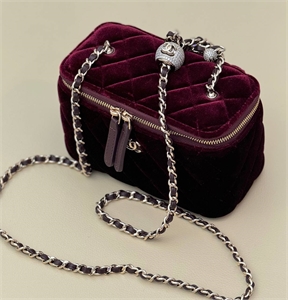 {{productViewItem.photos[photoViewList.activeNavIndex].Alt || productViewItem.photos[photoViewList.activeNavIndex].Description || 'Сумка CHANEL'}}