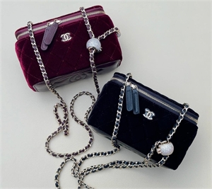 {{productViewItem.photos[photoViewList.activeNavIndex].Alt || productViewItem.photos[photoViewList.activeNavIndex].Description || 'Сумка CHANEL'}}