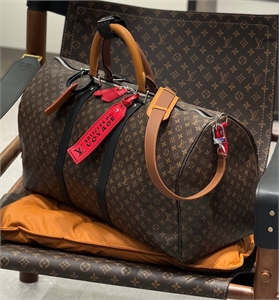 {{productViewItem.photos[photoViewList.activeNavIndex].Alt || productViewItem.photos[photoViewList.activeNavIndex].Description || 'Дорожная сумка LOUIS VUITTON'}}