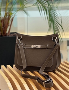 {{productViewItem.photos[photoViewList.activeNavIndex].Alt || productViewItem.photos[photoViewList.activeNavIndex].Description || 'Сумка HERMES'}}