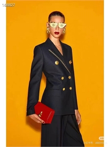 {{productViewItem.photos[photoViewList.activeNavIndex].Alt || productViewItem.photos[photoViewList.activeNavIndex].Description || 'Пиджак Schiaparelli'}}
