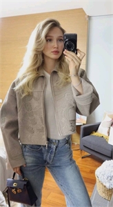 {{productViewItem.photos[photoViewList.activeNavIndex].Alt || productViewItem.photos[photoViewList.activeNavIndex].Description || 'Бомбер HERMES'}}