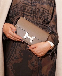 {{productViewItem.photos[photoViewList.activeNavIndex].Alt || productViewItem.photos[photoViewList.activeNavIndex].Description || 'Сумка HERMES'}}