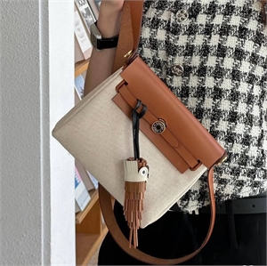 {{productViewItem.photos[photoViewList.activeNavIndex].Alt || productViewItem.photos[photoViewList.activeNavIndex].Description || 'Сумка HERMES'}}