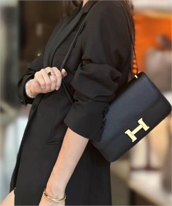 {{productViewItem.photos[photoViewList.activeNavIndex].Alt || productViewItem.photos[photoViewList.activeNavIndex].Description || 'Сумка HERMES'}}