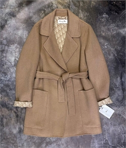 {{productViewItem.photos[photoViewList.activeNavIndex].Alt || productViewItem.photos[photoViewList.activeNavIndex].Description || 'Пальто DIOR'}}