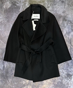 {{productViewItem.photos[photoViewList.activeNavIndex].Alt || productViewItem.photos[photoViewList.activeNavIndex].Description || 'Пальто Max Mara'}}