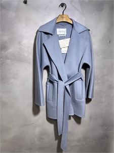 {{productViewItem.photos[photoViewList.activeNavIndex].Alt || productViewItem.photos[photoViewList.activeNavIndex].Description || 'Пальто Max Mara'}}