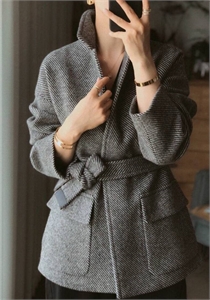 {{productViewItem.photos[photoViewList.activeNavIndex].Alt || productViewItem.photos[photoViewList.activeNavIndex].Description || 'Пальто LORO PIANA'}}
