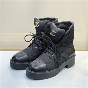 {{productViewItem.photos[photoViewList.activeNavIndex].Alt || productViewItem.photos[photoViewList.activeNavIndex].Description || 'Ботинки CHANEL'}}